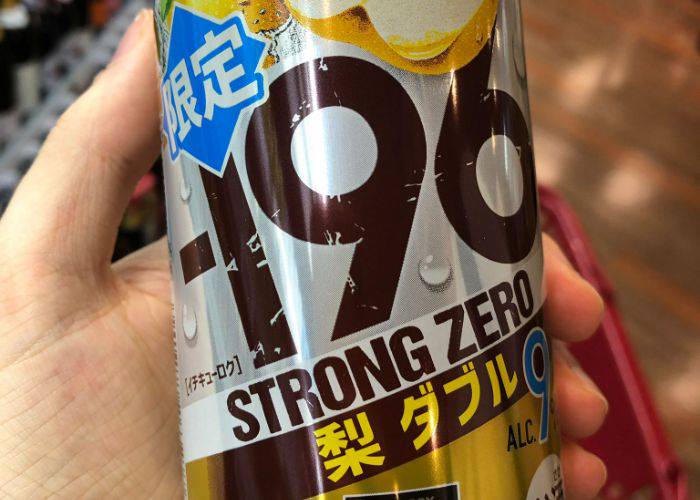 A close-up of a limited-edition apple-flavored Strong Zero.